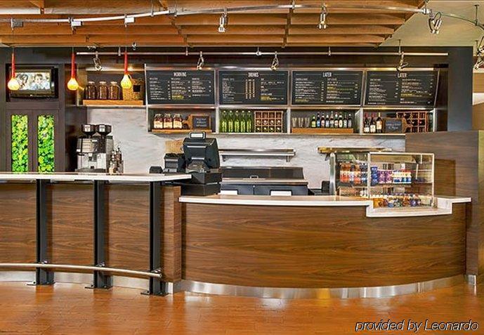 萨尔蒂约万豪万怡酒店 外观 照片